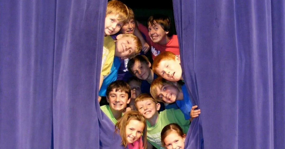 Театральная студия для детей. Детей пускают в театр. Зрители в театре. Дети зрители в театре. Театральная студия для детей.