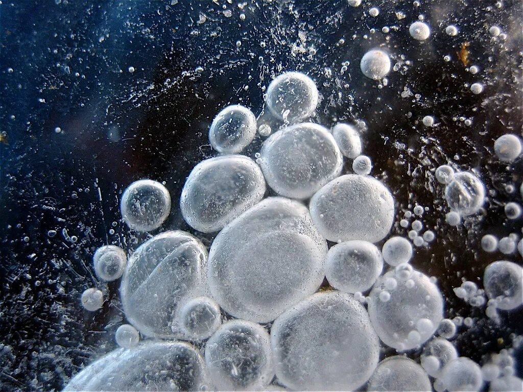 Пузырьки на байкале. Метановые пузырьки на Байкале. Ледяной пузырь. Лед с пузырьками. Пузыри во льду Байкала.