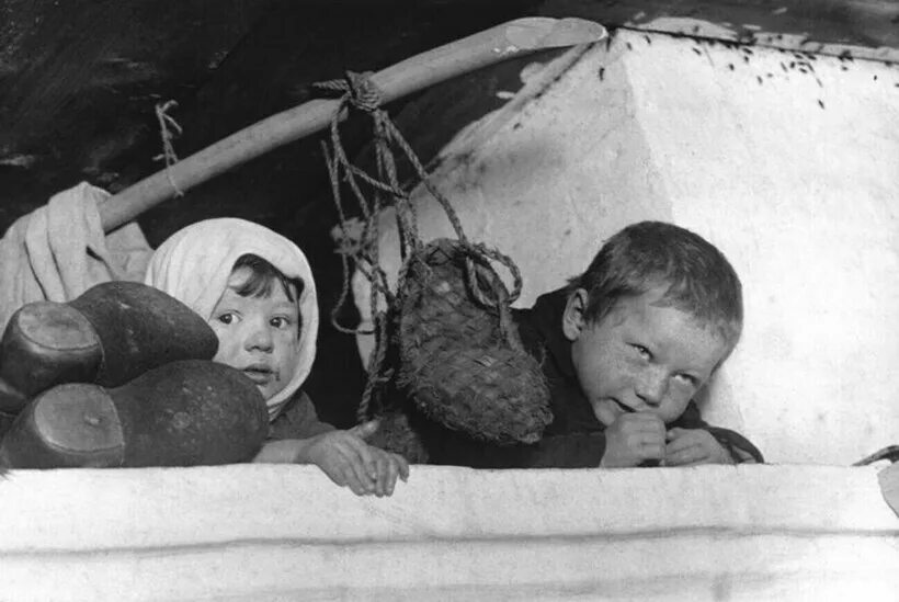 Жили были мальчики прятали. Жили были мальчики прятали. Жили были мальчики прятали. Ребенок спрятался в шкафу. Ребенок прячется.