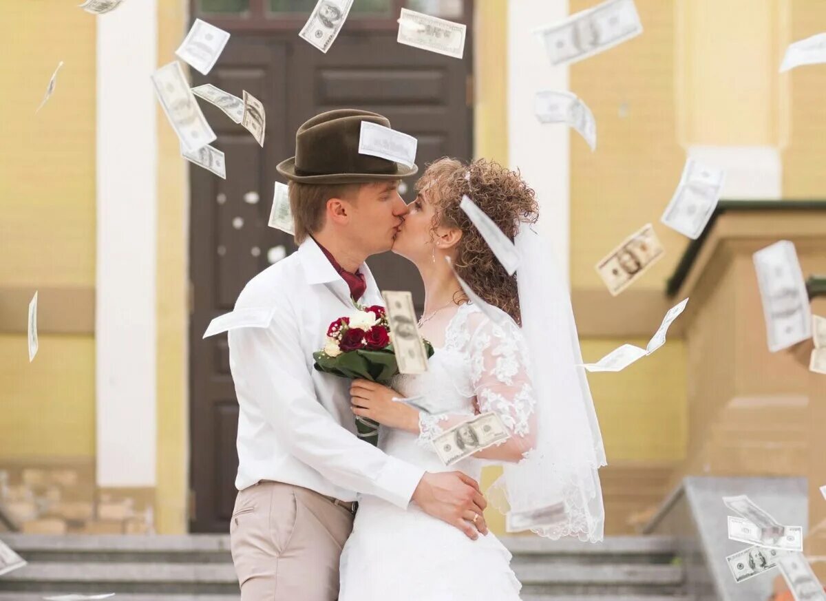 Молодожены деньги. Свадебные подарки молодоженам оригинальные. Деньги на свадьбу. Свадебный танец молодоженов. Дом жениха.