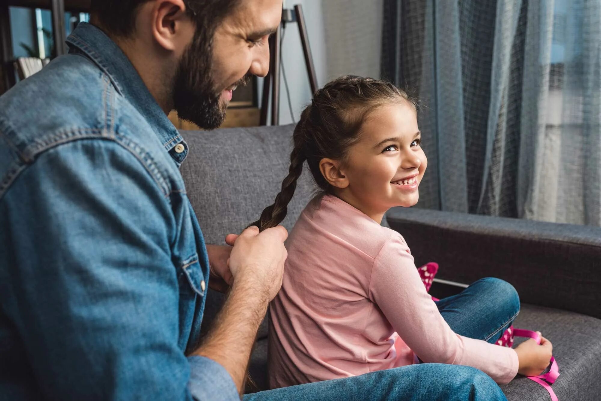 Dad young daughter. Папа заплетает дочке косы. Папа заплетает косички. Папа заплетает косички дочке. Папа заплел.