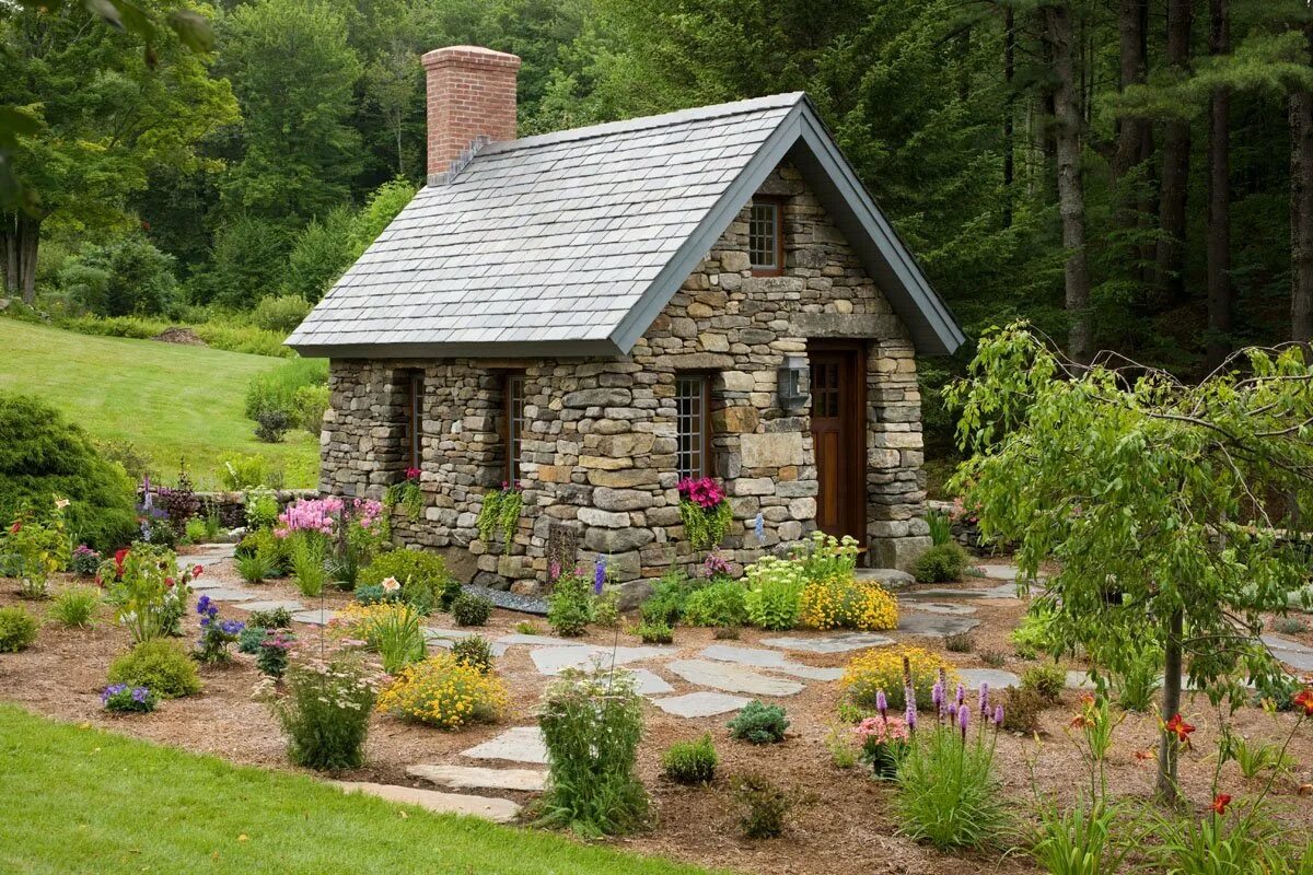 Маленький домик картинка. Стоун-Хаус усадьба. Тини Хаус из камня. Маленький домик.
