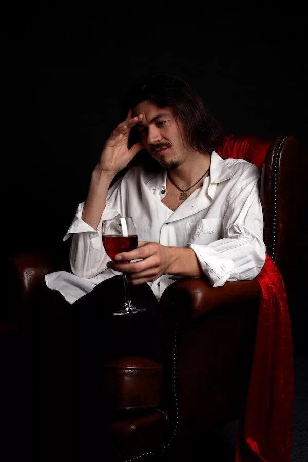 Мужчина с бокалом вина. Мужчина в кресле с бокалом. Мужчина с вином. Человек с бокалом вина. Мужчины с Байкалом вина.