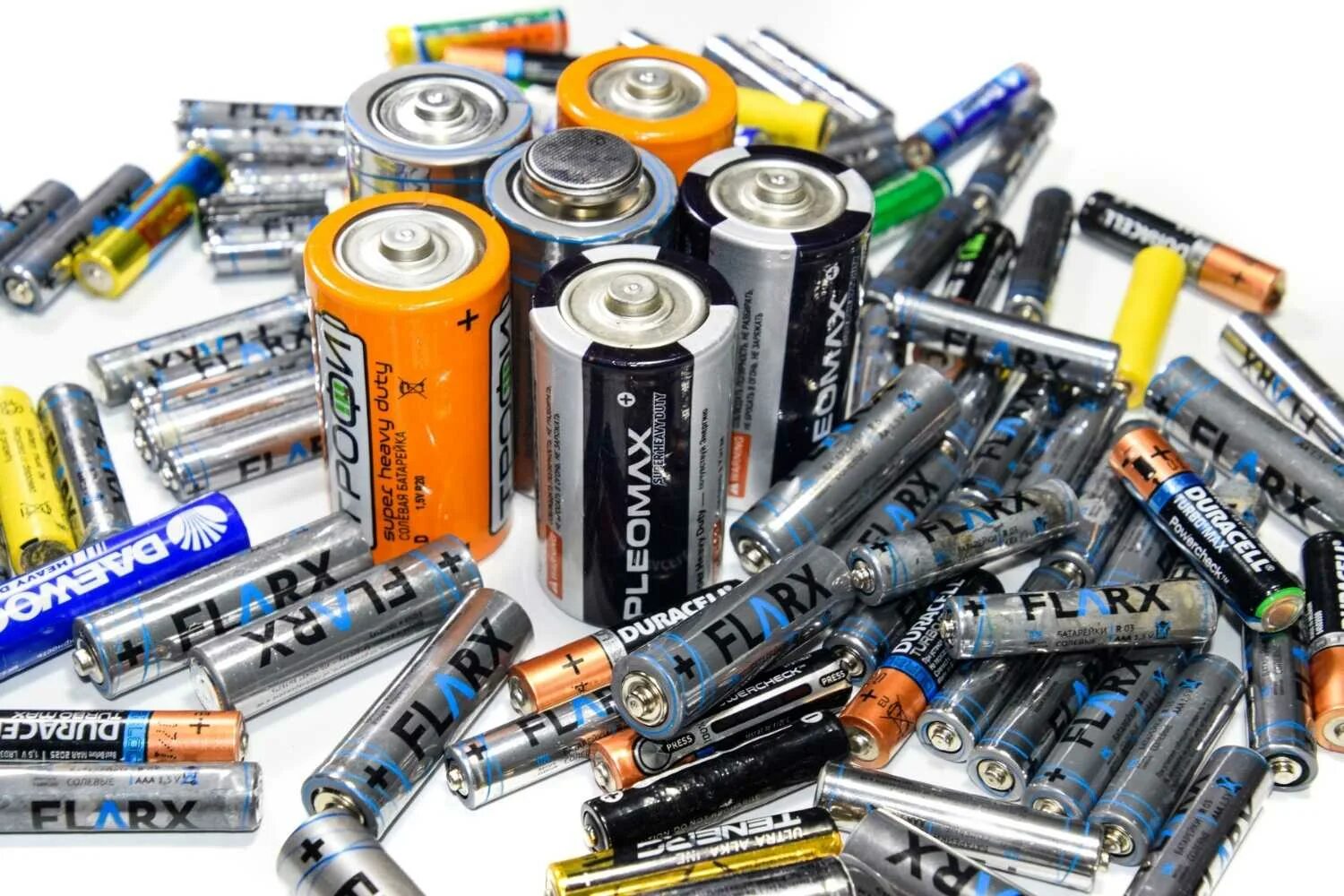 Dead batteries. Батарейки. Бренды батареек. Батарейки для нерфа. НЕРФ на батарейках.