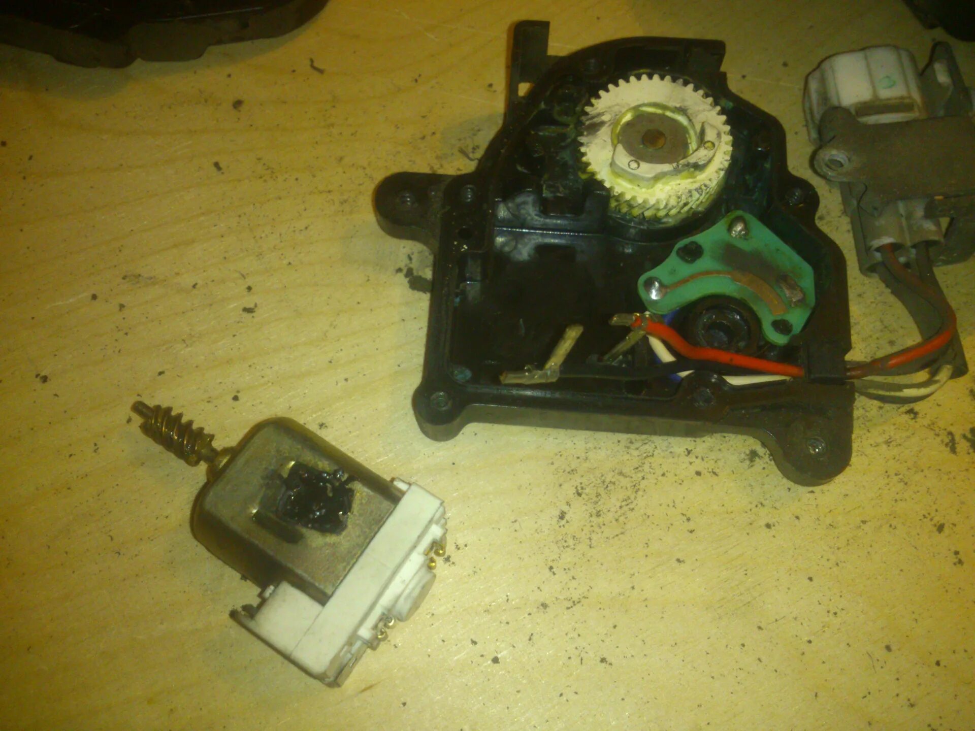 Сервопривод двери. Сервопривод двери. Сервопривод 12 вольт. Актуатор центрального замка 12v. Сервопривод заслонок печки great wall safe.