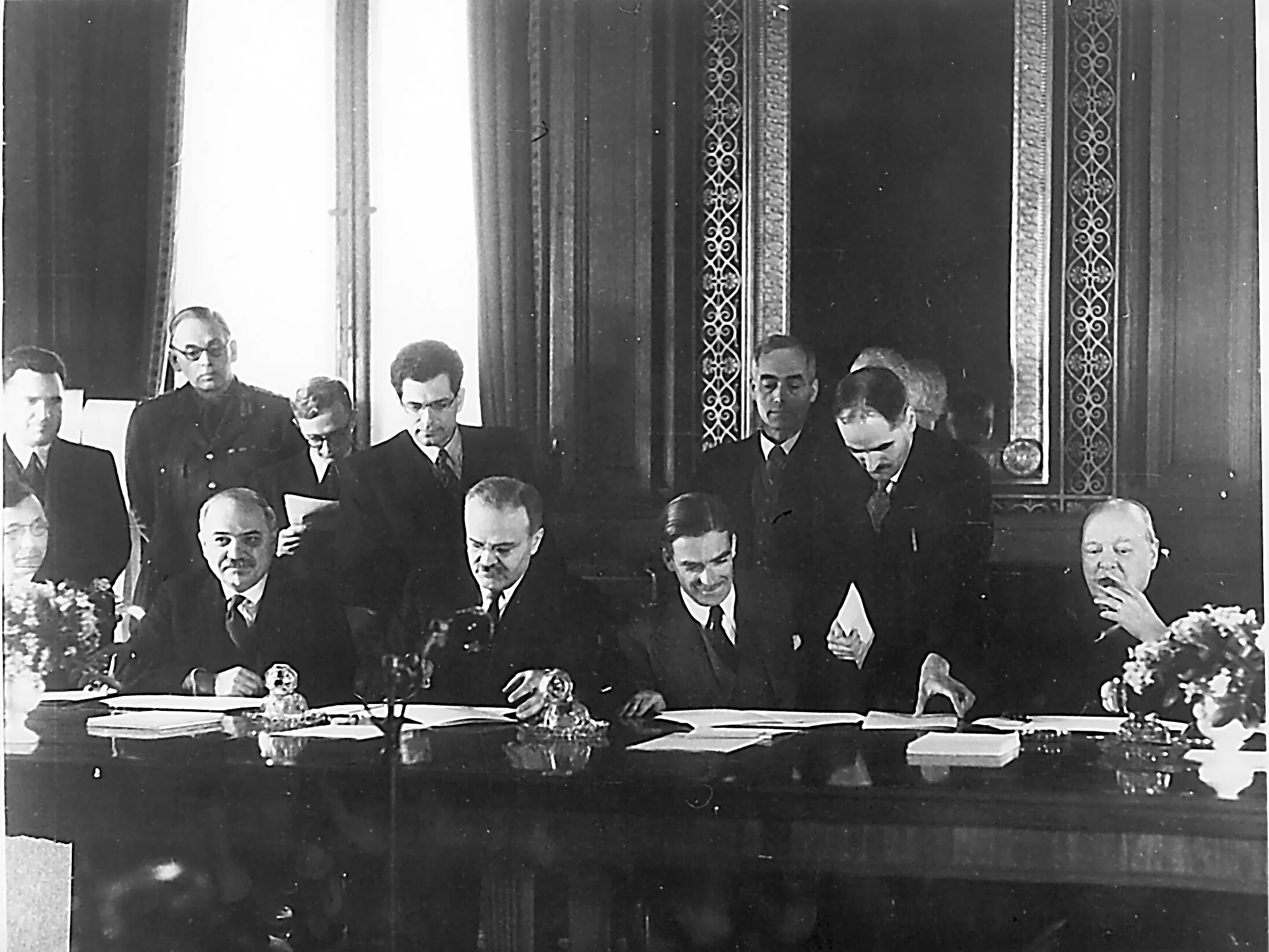 Был заключен военный союз. Подписание договора СССР И Великобритании 1942. Советско-американское соглашение 1942 Рузвельт. Советско-Британское соглашение 12 июля 1941. Молотов и Черчилль в Лондоне 1942 года.
