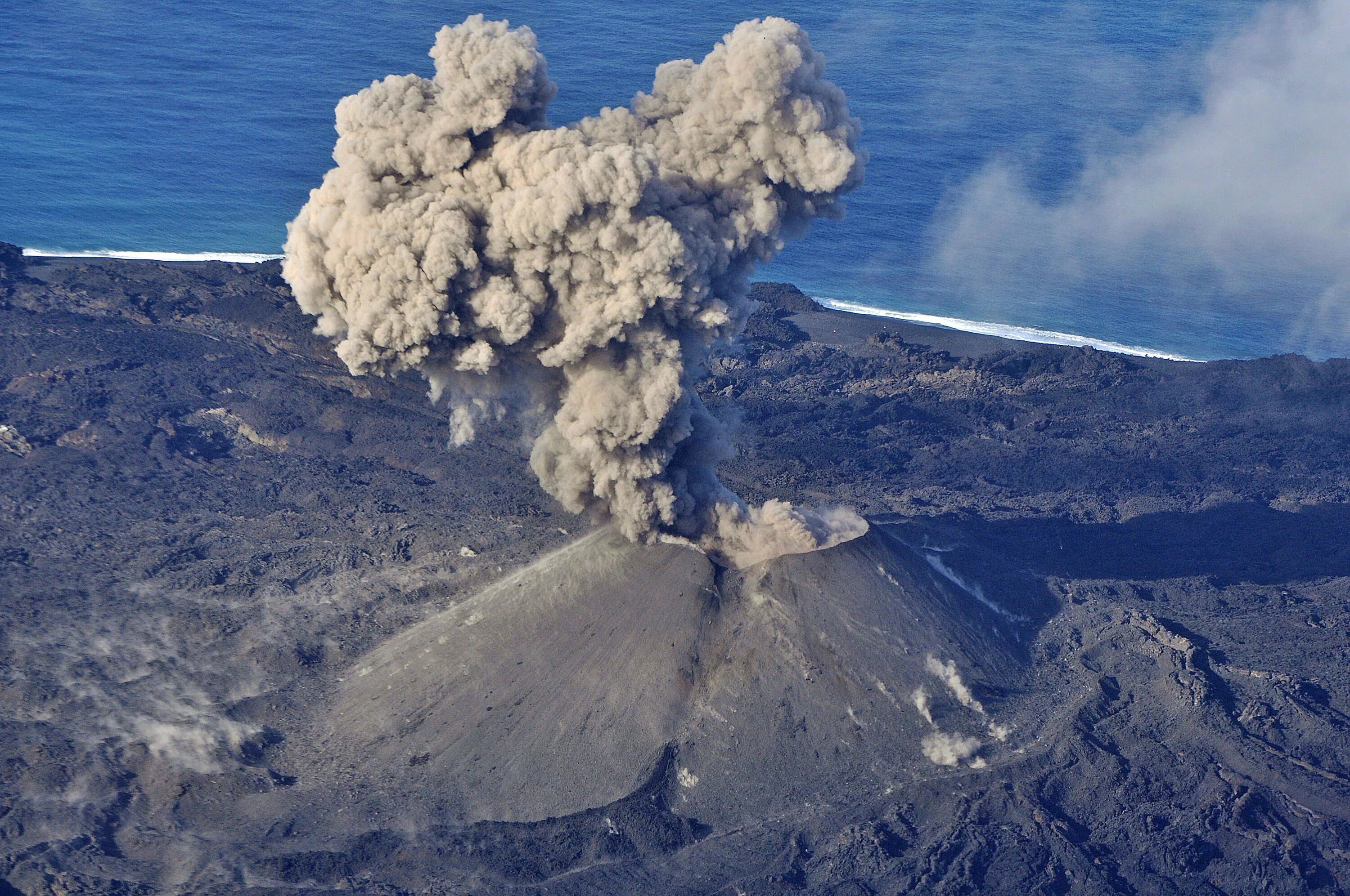 Пирокластические потоки вулкана. Пирокластический поток вулкана. Вулканический разлом. Извержение пепловых потоков. Вулкан суфриер.