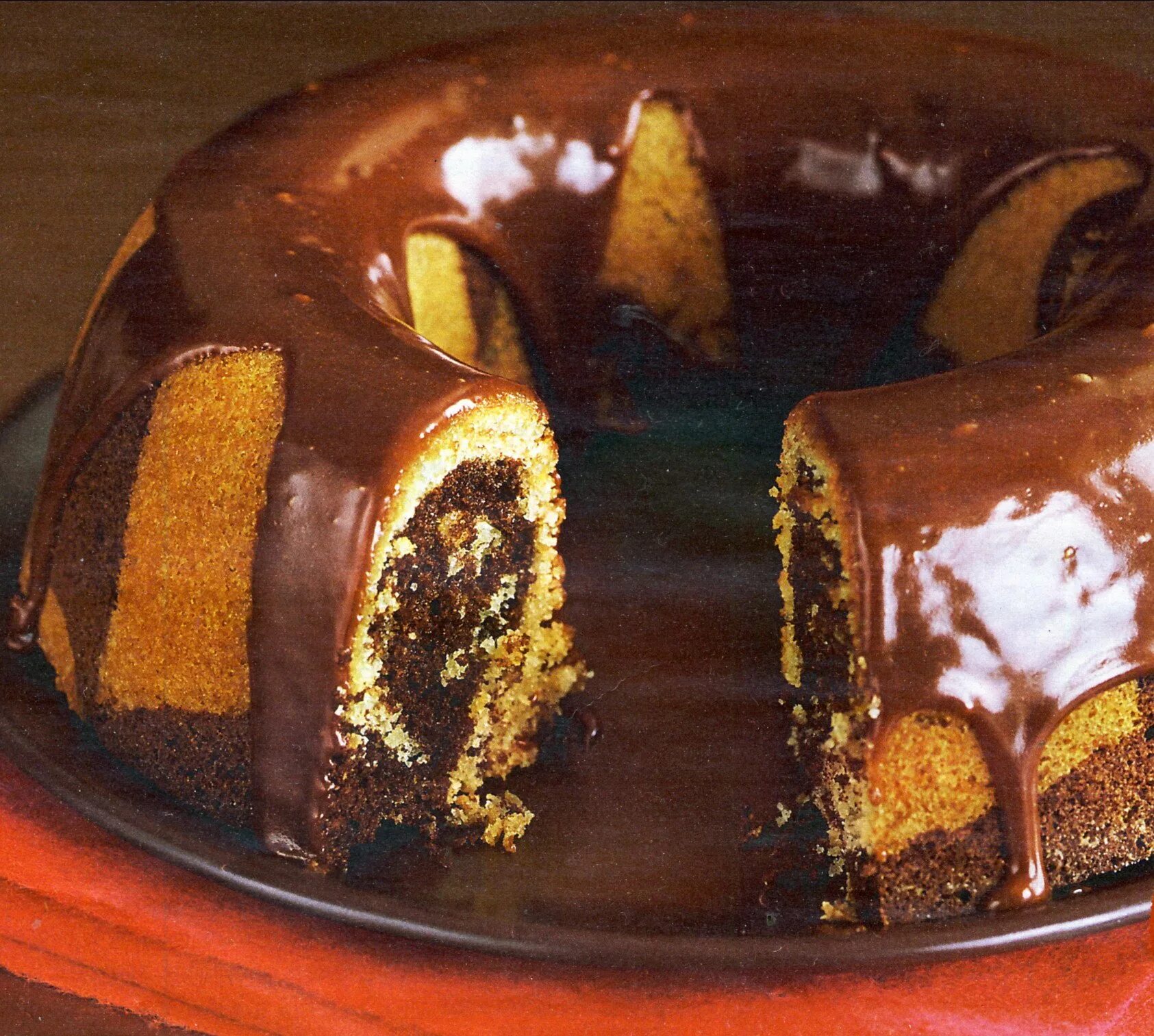Кекс 45. Мраморный кекс с шоколадом. Мраморный кекс Шобутинской. Мраморный кекс в духовке. Мраморный кекс с вишней и шоколадной глазурью.