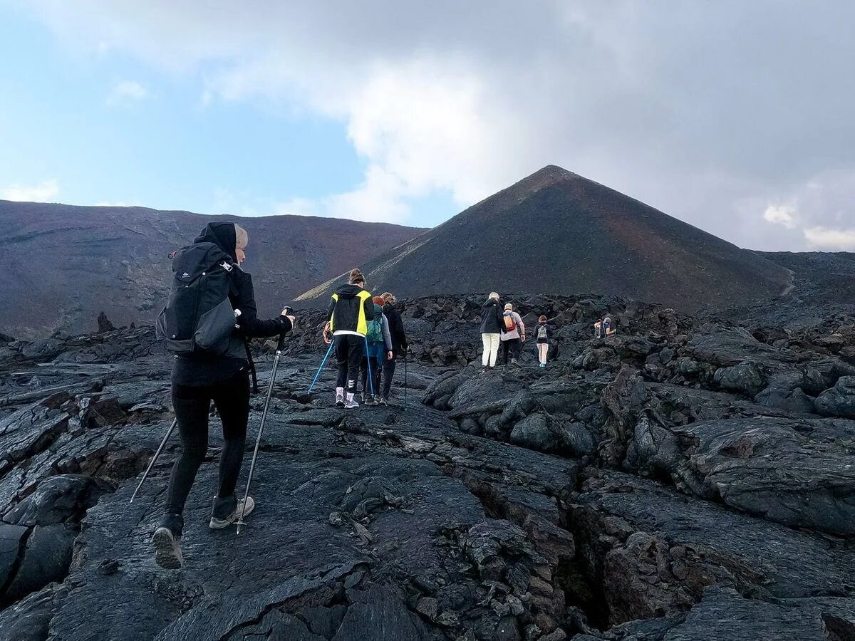 Вулкан чимборасо. Авачинский вулкан камчатка. Толбачик камчатка. Авачинский вулкан базовый лагерь. Подняться на вулкан.