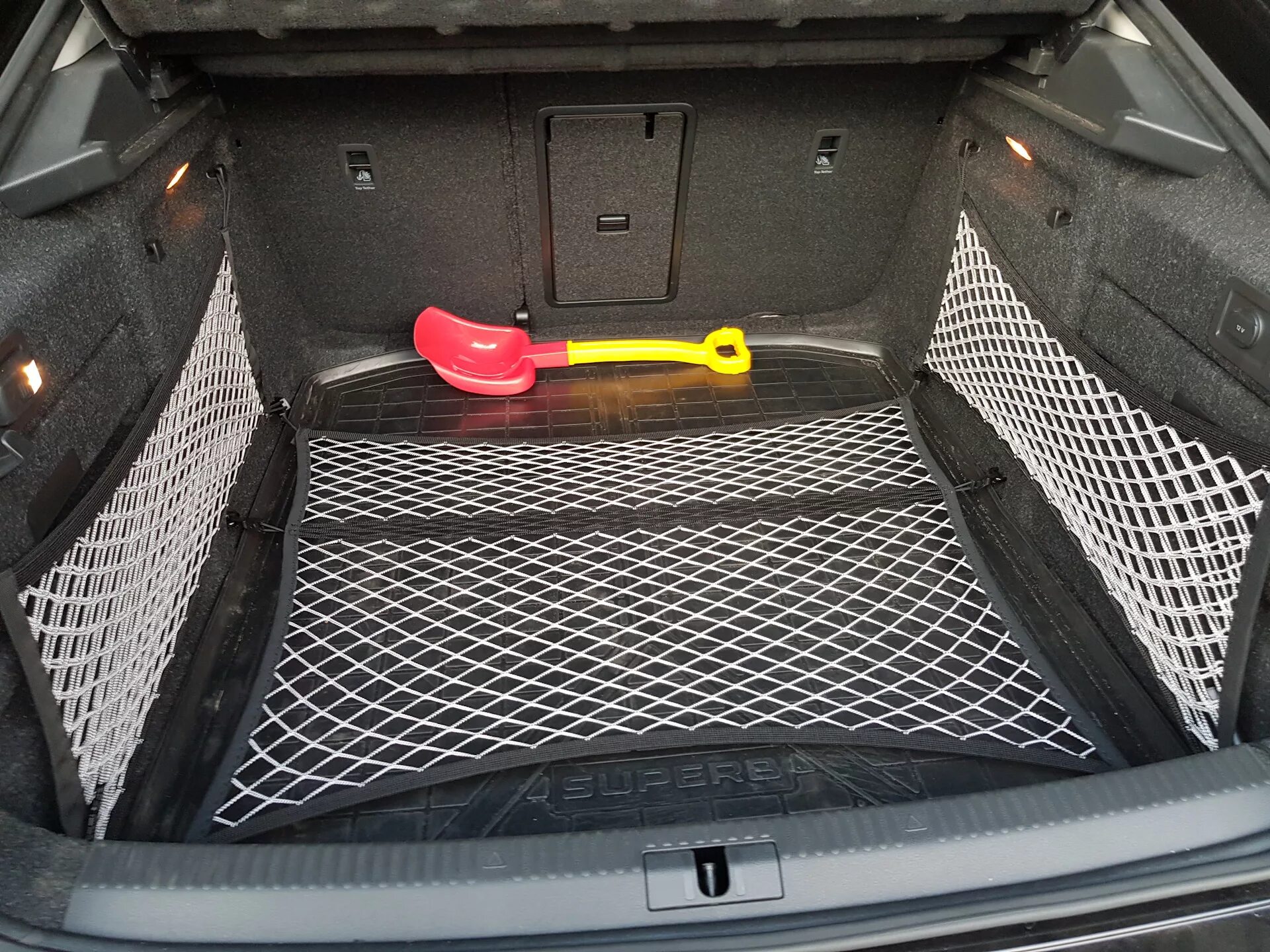 Сетка в багажник skoda kodiaq. Сетки багажника skoda рапид. Сетки в багажник шкода суперб. Сетка в багажник skoda octavia a7. Комплект сеток в багажник skoda rapid 5ja867613.