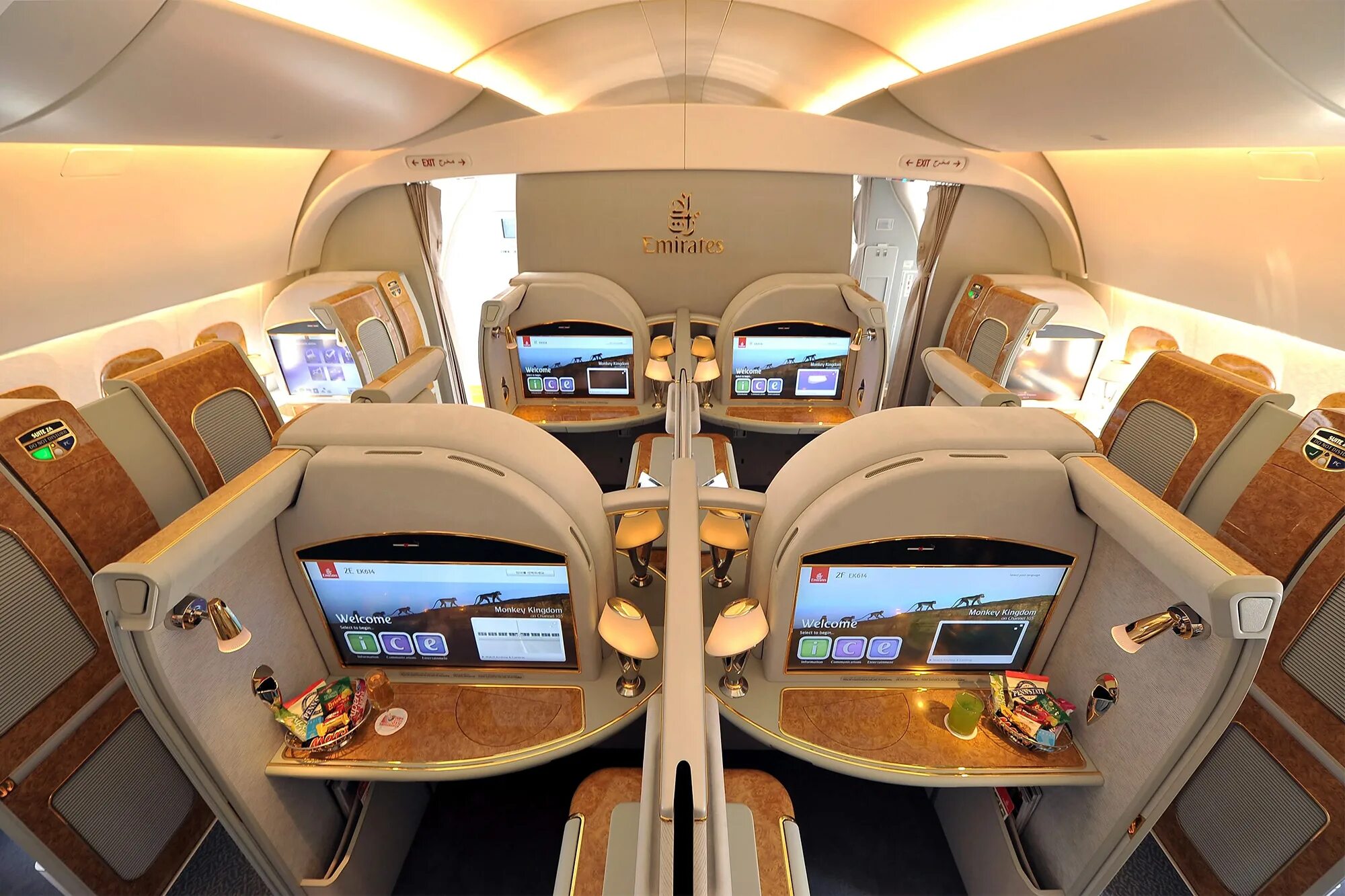 Airbus a380 Emirates первый класс. Самолет Emirates a380 салон. Airbus a380 Emirates салон. Первый класс Emirates a380.