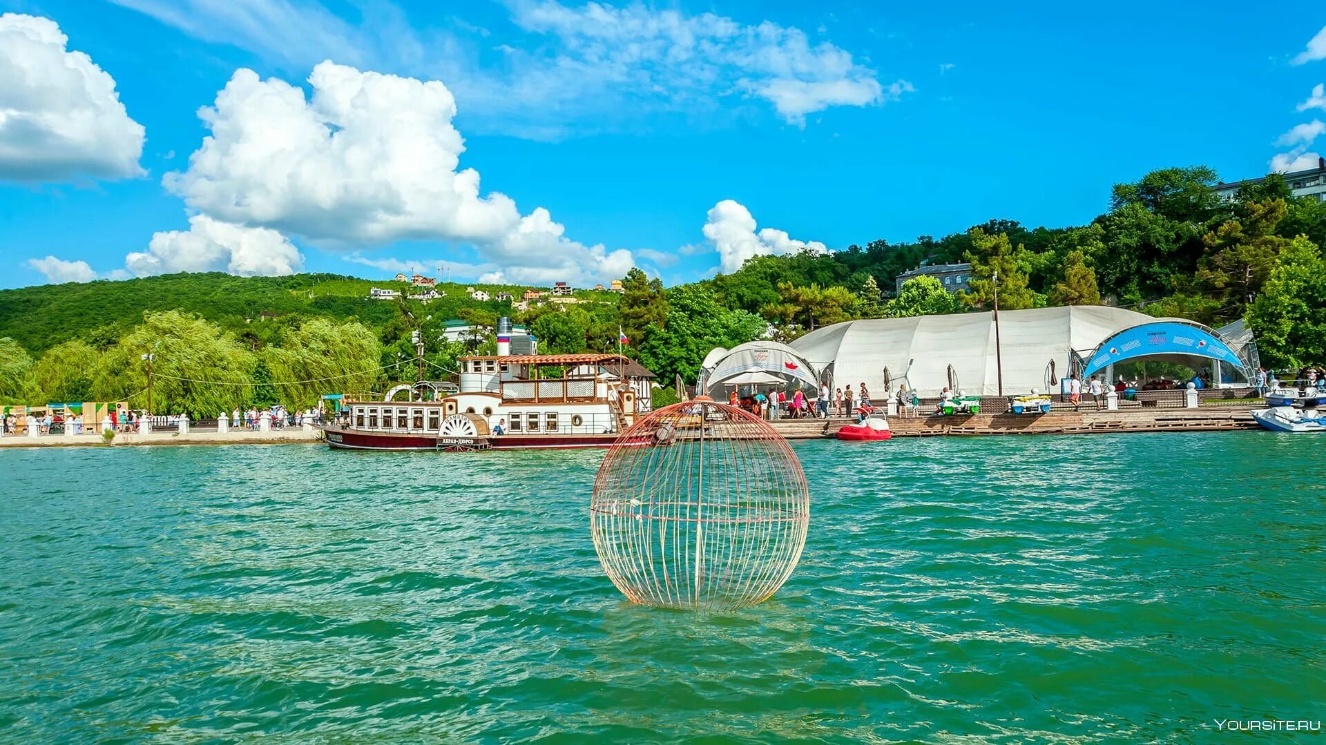 Новороссийск абрау дюрсо. Озеро абрау новороссийск. Поселок абрау дюрсо краснодарский край. Абрау-дюрсо озеро абрау. Озеро абрау-дюрсо краснодарский.