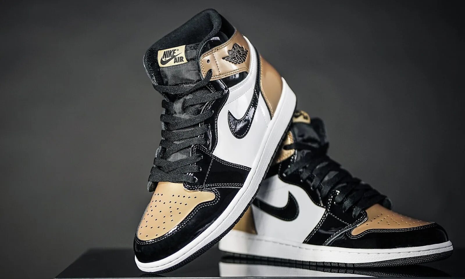 Jordan gold. Nike Air Jordan 1 High Black Metallic Gold. Air Jordan 1 Gold Toe. Nike Jordan 1 Toe Gold. Air Jordan 1 Retro Hi og Golden Toe.