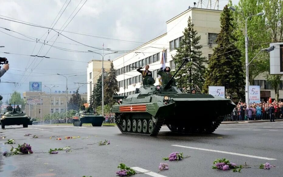 Военный доне. Парад в Донецке 2019. БМП-2 Донецк парад. Парад техники Донецк. Военный Донецк.