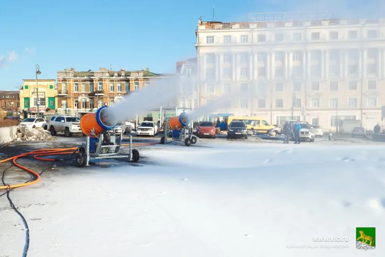 Снег на площади владивостока. Снегопад во владивостоке. Вилла засыпанная снегом фото. Владивосток засыпало. Снегопад в приморском крае засыпал дома.