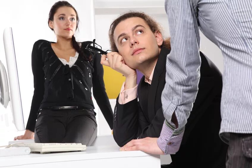 Работник отказывается от выходных. Неопытный работник. начинающие предприниматели. гость и сотрудник отеля в споре.