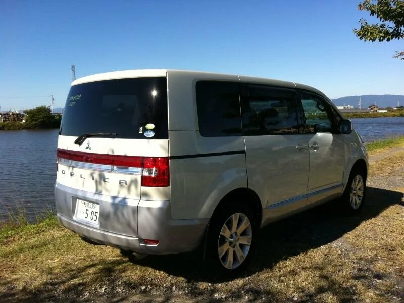 Honda freed spike 2012. Nissan elgrand 2002. Toyota isis минивэн. Тойота ноах 2015. Японские микроавтобусы.