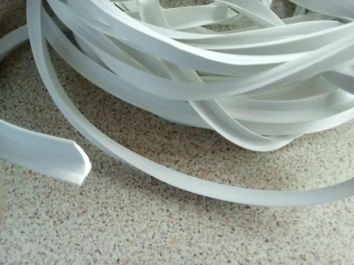 L образная вставка для натяжного потолка. вставка заглушка для натяжного потолка l-образная. профиль пвх стеновой гарпунный. маскировочная лента вставка загиб (100 м). вставка вс-1.