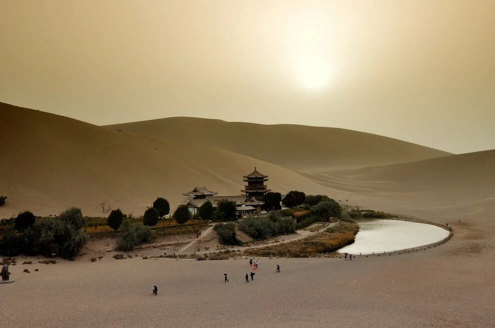Озеро юэяцюань, китай. Oasis китай. Оазис озеро юэяцюань. Oasis китай. Oasis китай.
