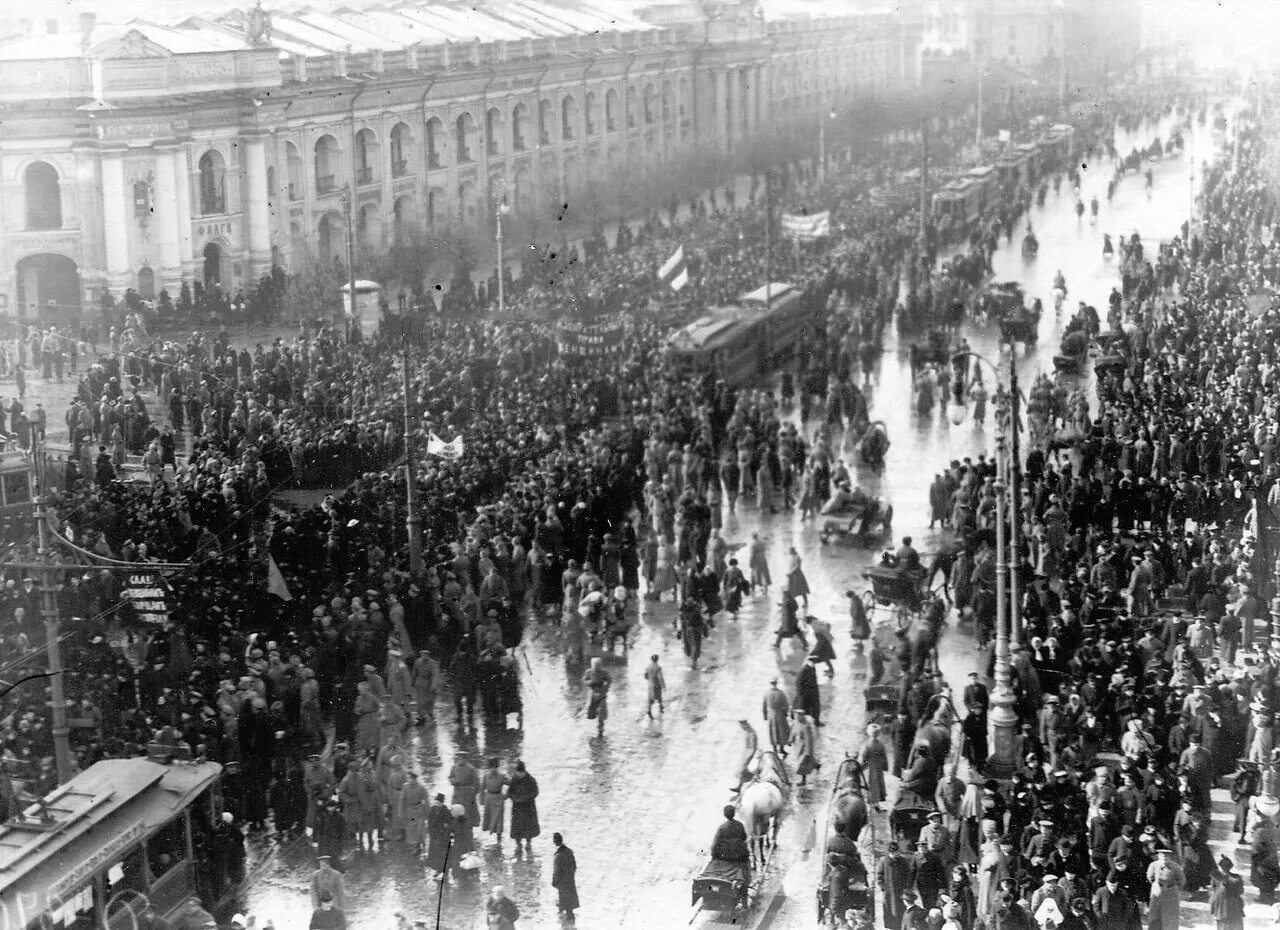 Революция 1917 года в петербурге. Петроград в 1917 году. Санкт-петербург 1917. Революция 1917 года петроград. Революция в петрограде 1917.