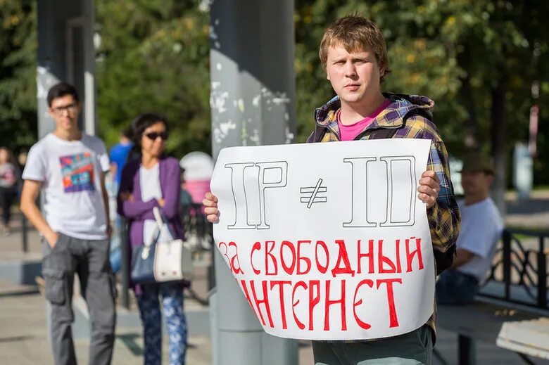 Пикетчик с плакатом. Джейми пикет. Плакат для пикета. Сэм пикет.