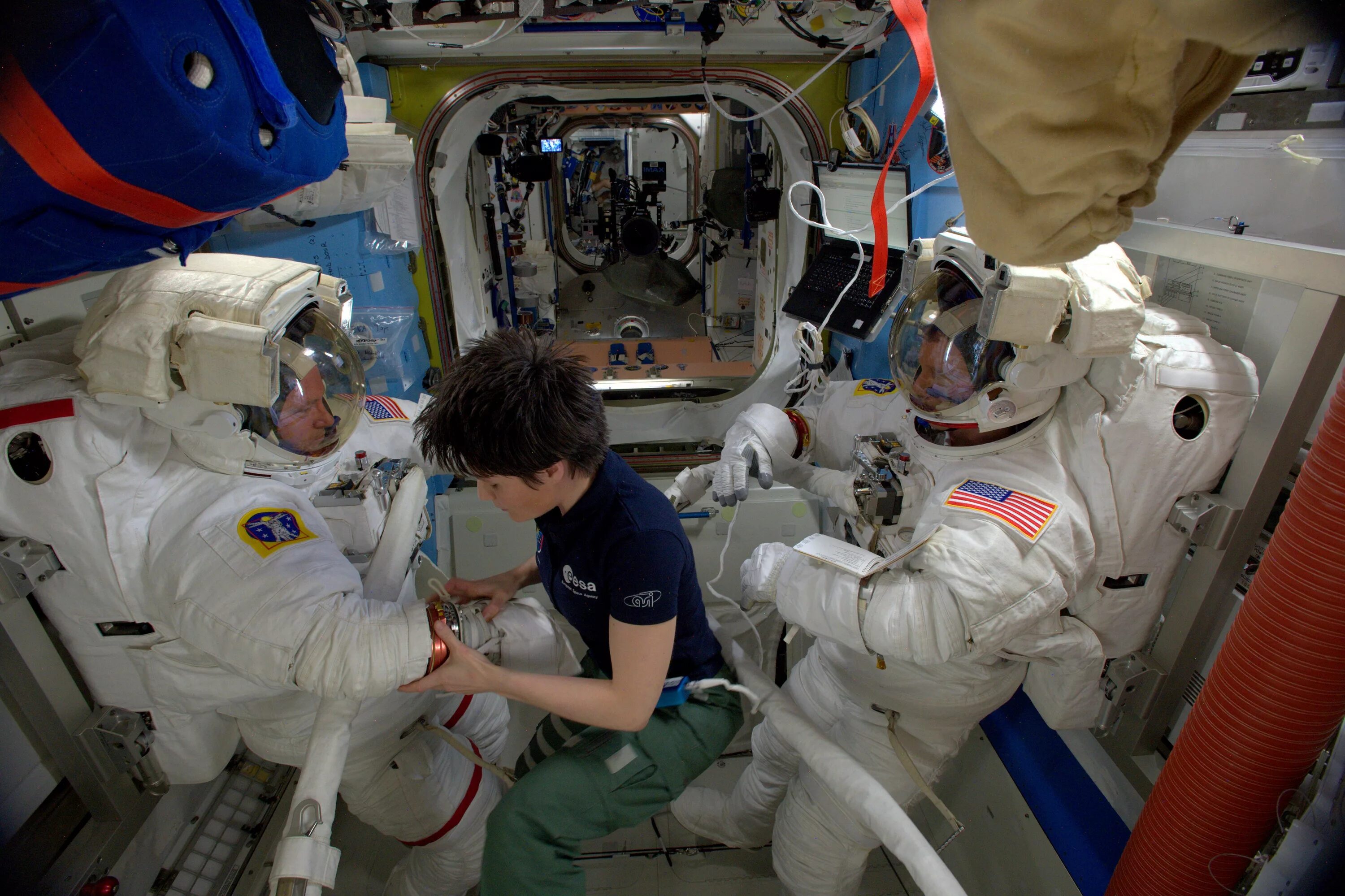 Какие есть космические профессии. Astronaut ISS. Ученые НАСА. Видеокамера в космосе. Профессия астронавт.