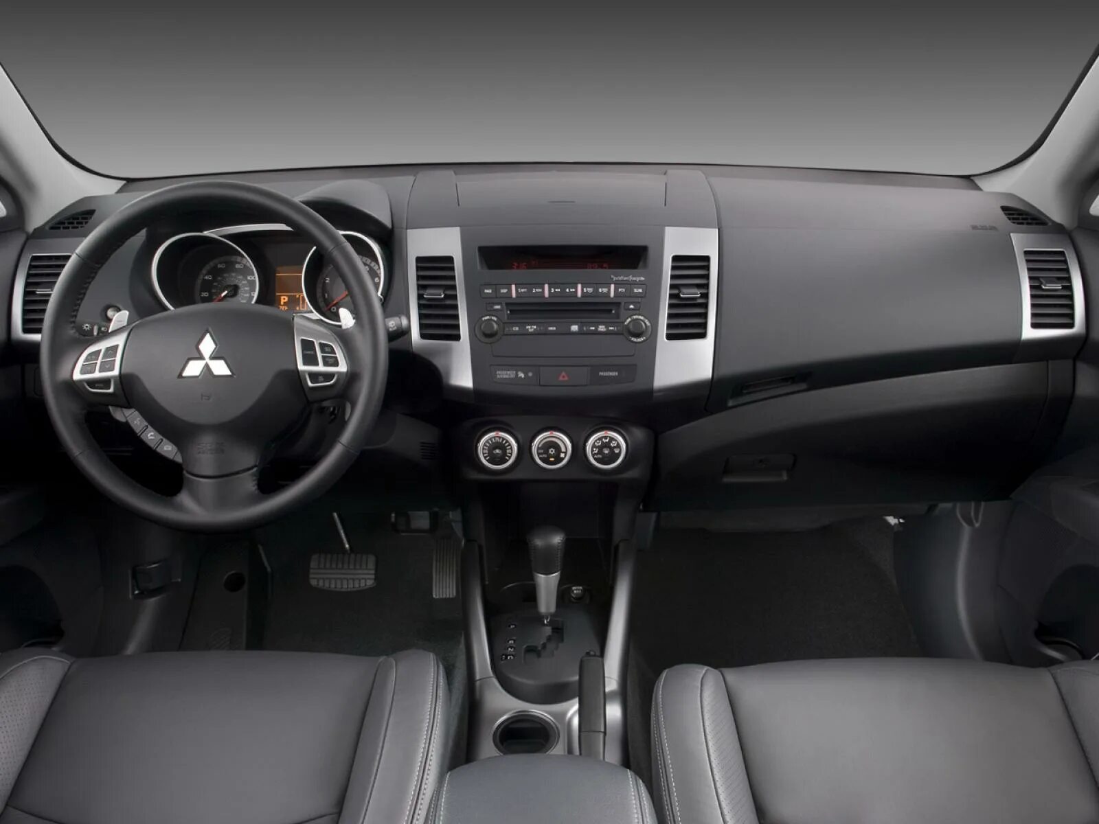 Торпеда аутлендер. Аутлендер 2008 салон. Mitsubishi 2007 XL Outlander панель. Mitsubishi Outlander XL 2007 3.0 Interior. Mitsubishi Outlander 2008 салон.