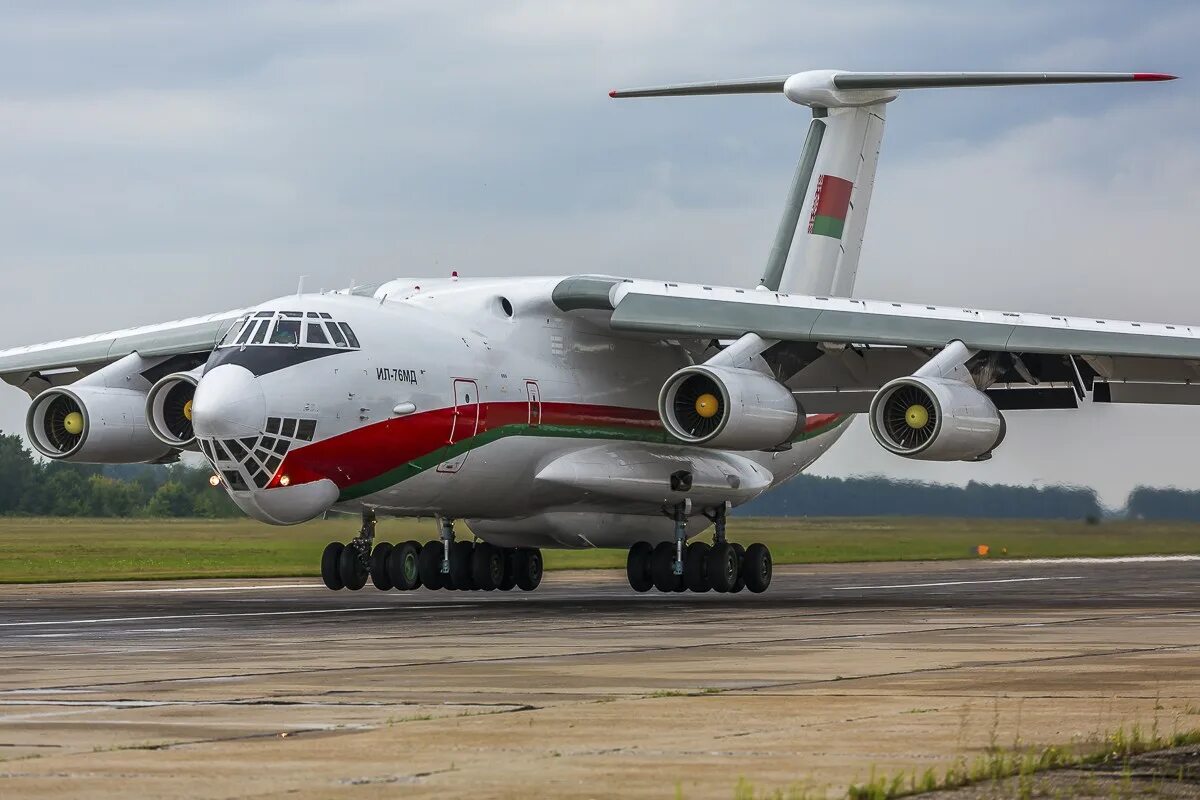 Ильюшин ил-76мд. Ил-76 военно-транспортный самолёт. Военно-транспортный самолёт ил-76мд. Самолет ил 76 МД. Военно транспортная авиация рф