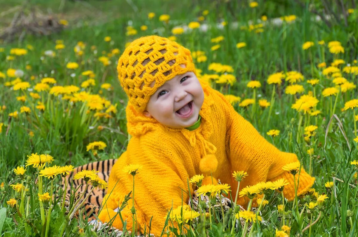 Мод на малыша в желтом. Фотосессия в одуванчиках дети. Фотосессияребенка в одувагчиках. Желтые одуванчики и дети. Одуванчик для детей.