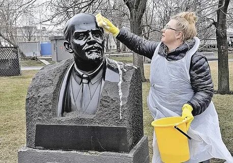 Много памятников