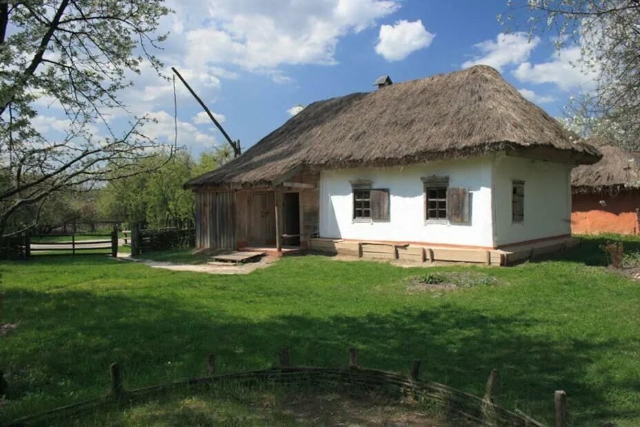 Не поли хату. Хата с соломенной крышей Курская область. Мазанка с соломенной крышей. Саманная хата деревня. Украинская хата Мазанка 17 века.