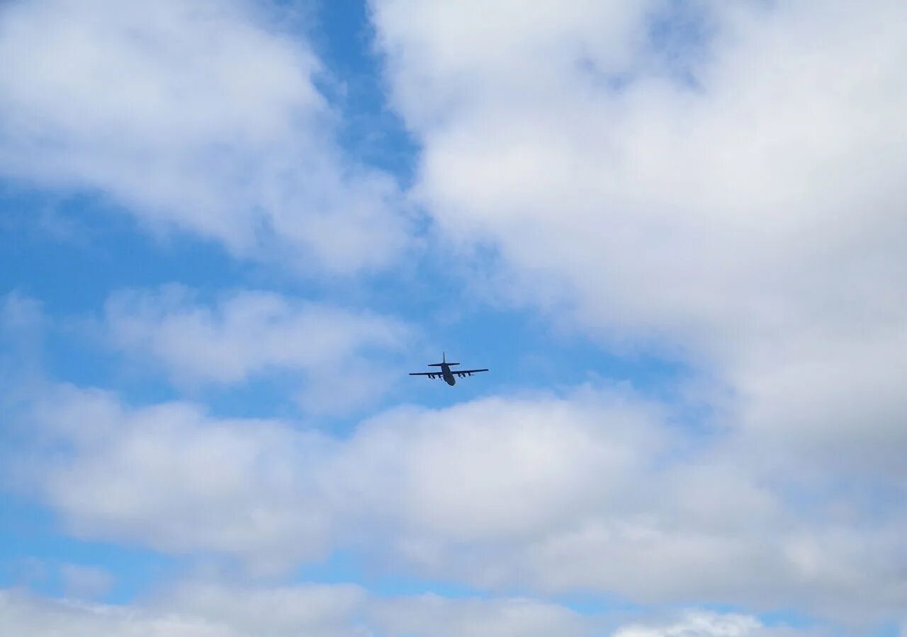 Flying plane 1 4. Самолет далеко в небе. Аэроплан вдалеке. Самолет летит в небе вдалеке. Самолёт высоко в небе.