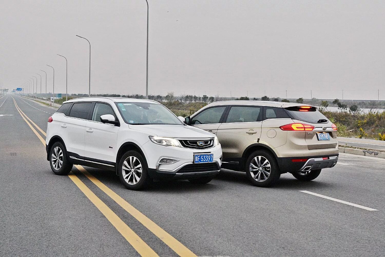 Geely Atlas Pro vs Land Cruiser. Geely Atlas и конкуренты. Автомобиль Джили атлас. Сравнительный тест Джили атлас.