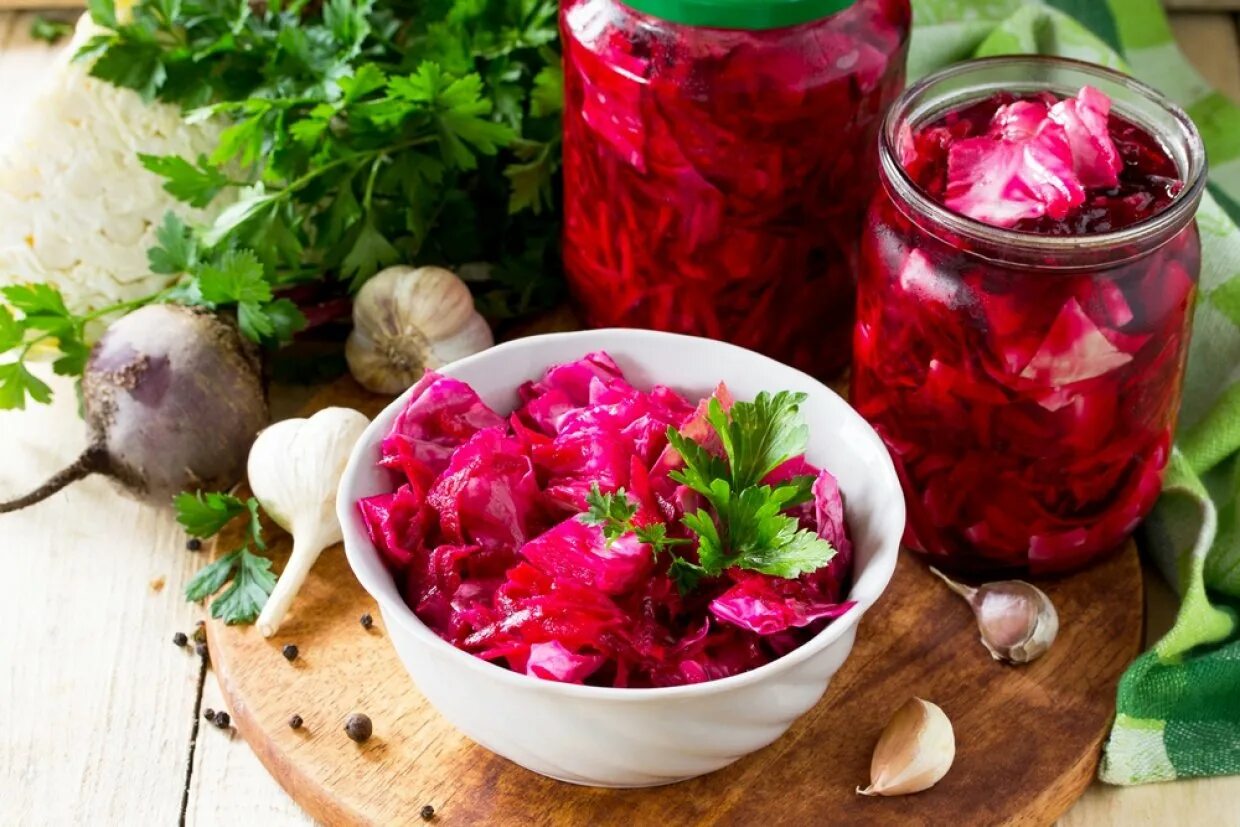 Капуста по гурийски со свеклой. Пикули капуста со свеклой. Консервированная красная свекла. Маринованные красная свекла. Свекла ломтиками.