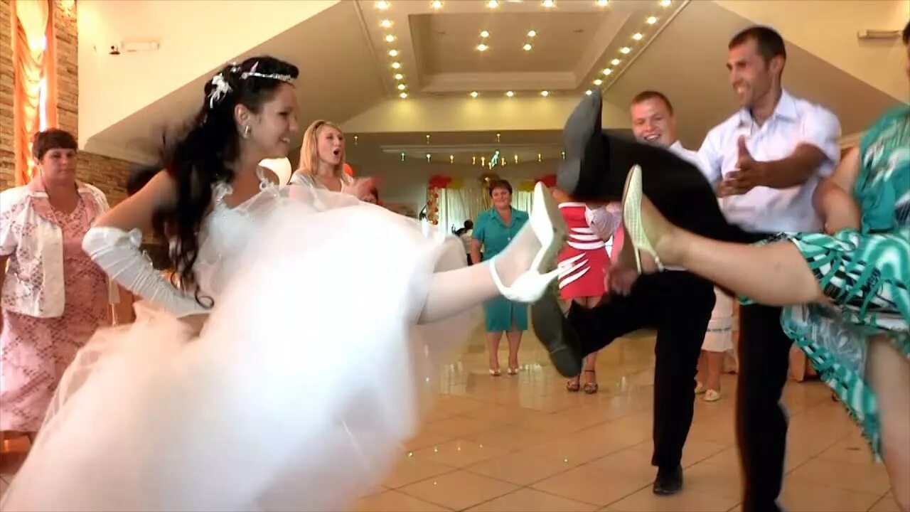 Прикольные танцы на свадьбах. Гости танцуют видео. Свадебный танец. Парень зажигает на свадьбе. Зажигательные танцы на свадьбе.