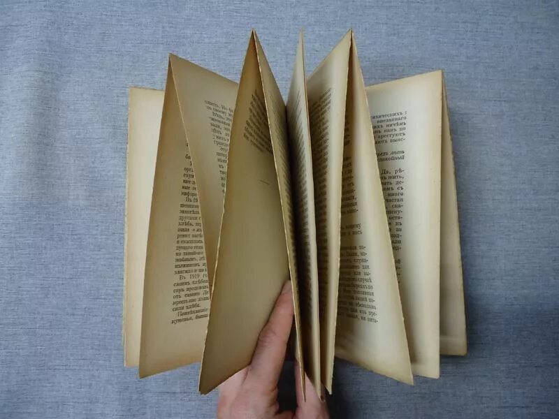 экземпляр книги. старинная книга в кожаном переплете. александр николаевич лодыгин электрическая лампочка. печать книг в мягком переплете. штуки экземпляров.