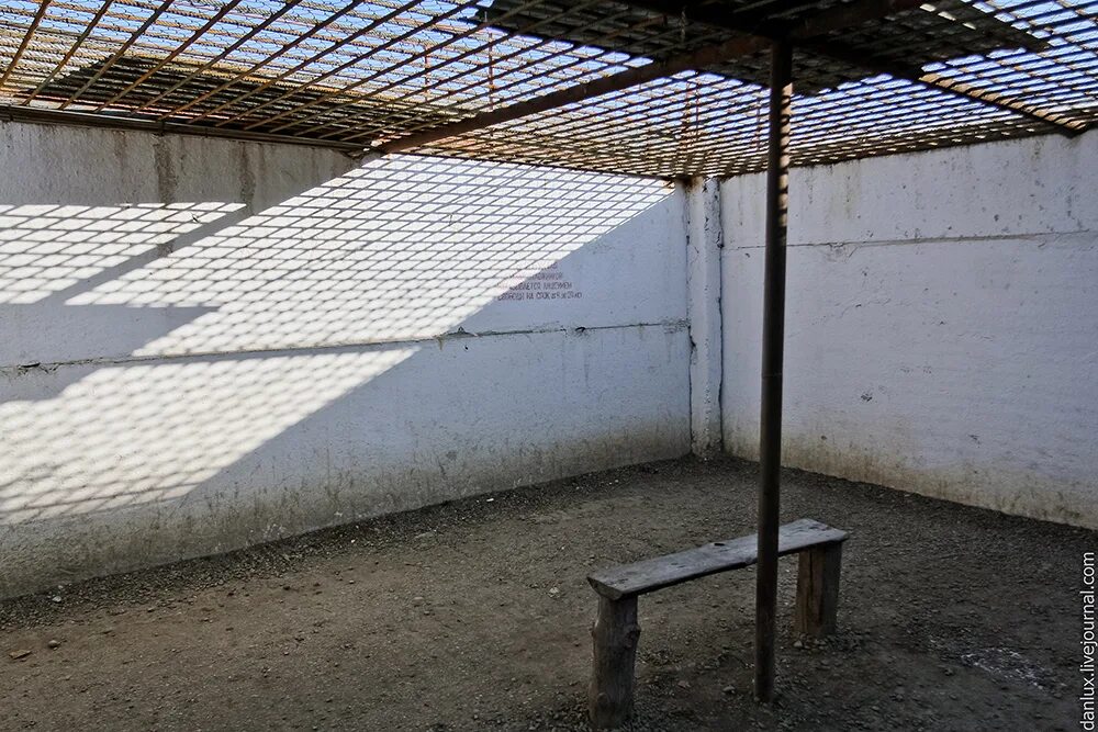 Прогулочные дворики. Прогулочный дворик в тюрьме. Иркутск улица освобождения. Прогулочный дворик в тюрьме. Прогулка дворик в тюрьме.