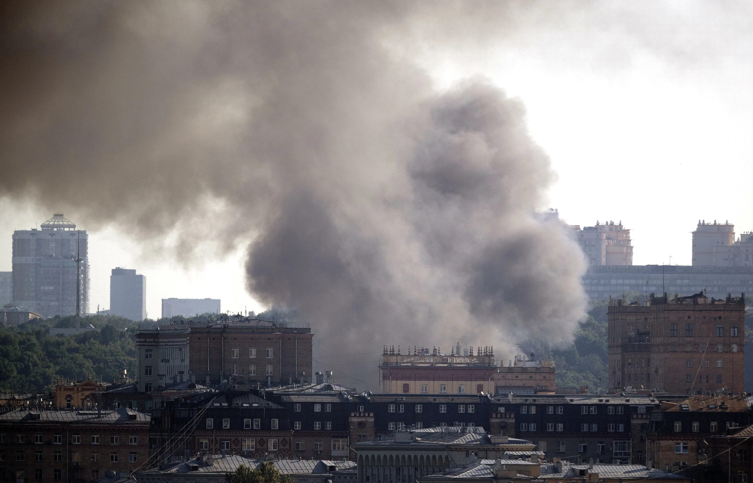 Какие дома взорвали в москве. Пожар на складе пиротехники в Москве. Пожар в Москве 2021. Лужнецкая набережная Москва пожар.