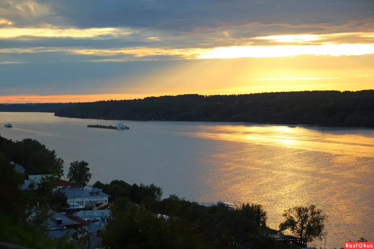 Пучеж. Красное на волге. Теплоход космонавт гагарин. Красный плес семеновский район. Набережная и река волга плес.