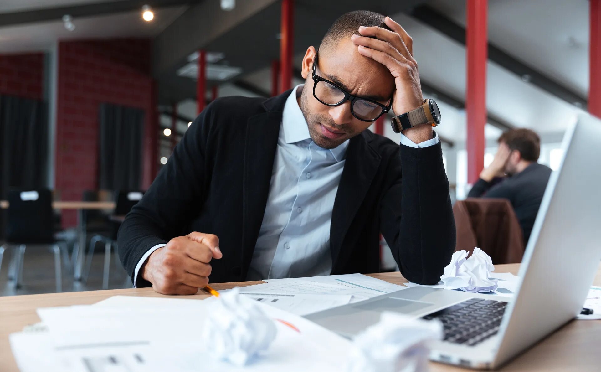 устройство на работу. разговор на повышенных тонах. конфликт. хорошие отношения с руководителем. повышение на работе.