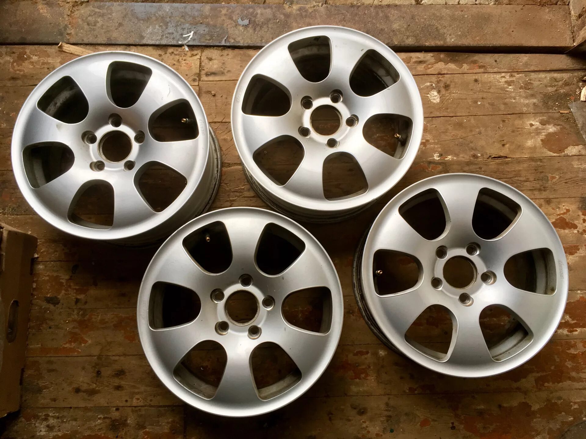 Диски r15 5x108. Диски r15 5x108