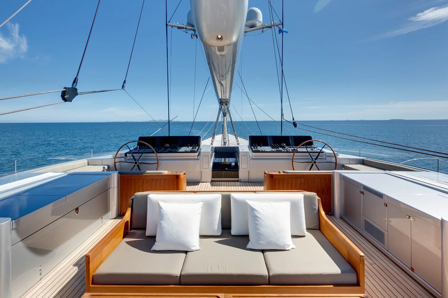 яхта гамильтон. такая яхта сделана из дорогого дерева. яхта рейнбоу. яхта nautica 830 mc. Princess 40m.