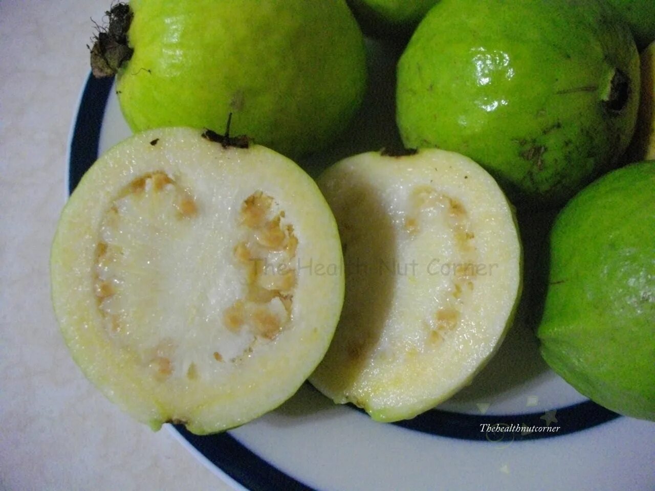 Guava. Фрукт гуайява. Ягода фейхоа. Гуава египетский фрукт. Фей хуа хуа фрукт.