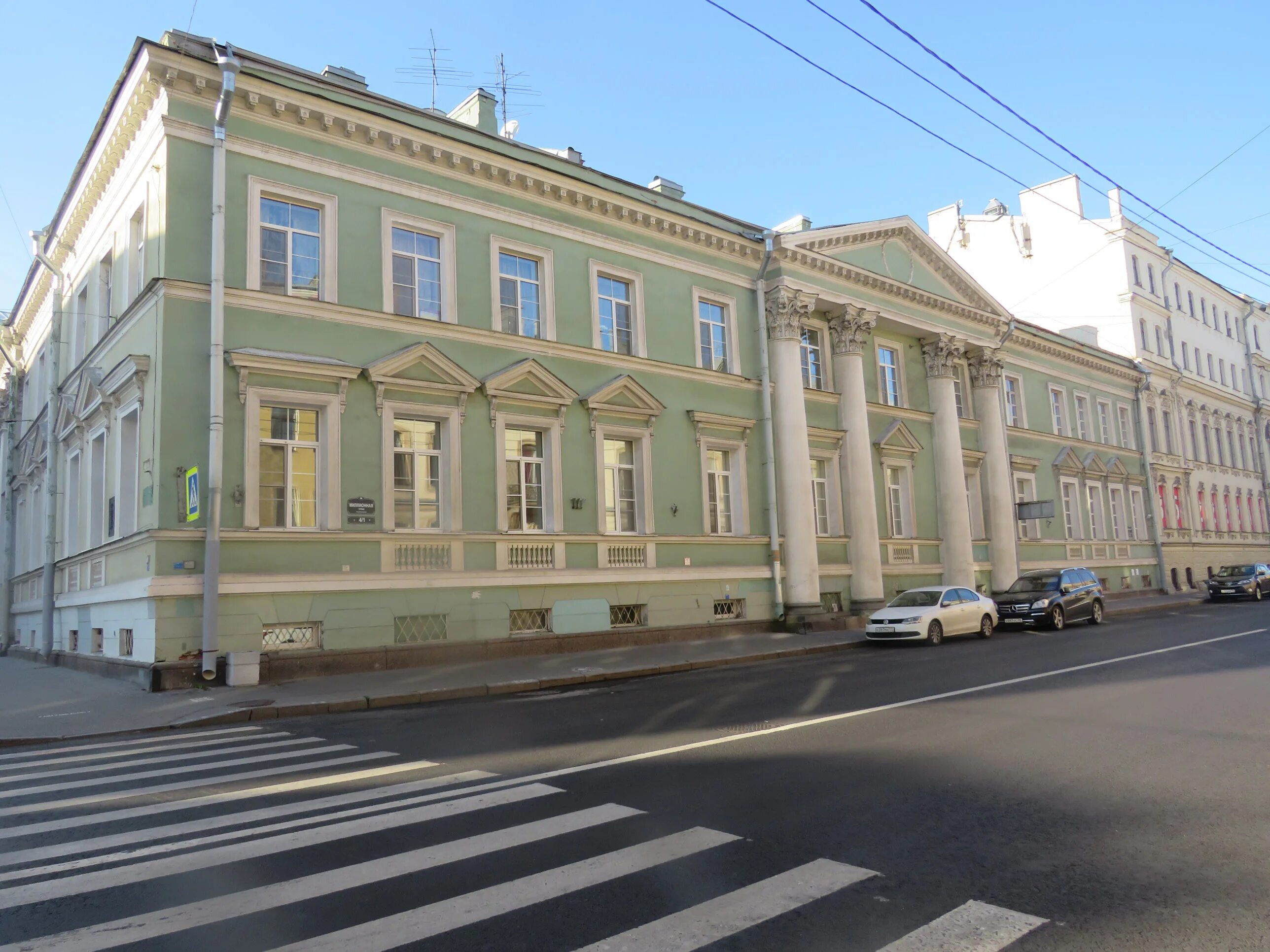 1 4 в петербурге. Главная придворная аптека Санкт-Петербург. Главная придворная аптека Трезини. Санкт-Петербург Миллионная улица 4/1 Главная придворная аптека. Главная аптека на миллионной улице.