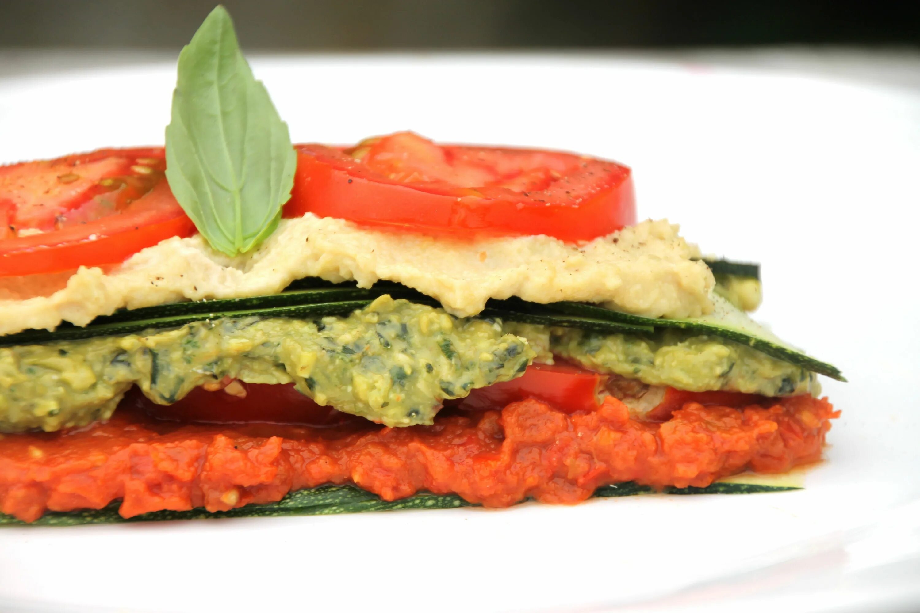 Красивое блюдо вегетарианской кухни. Сыроедческие из цукини. Вкусные сыроедные закуски. Сыроедение. Блюда для сыроедов.