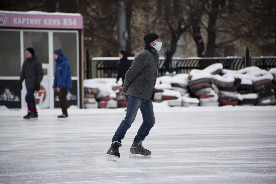 В городе было 36 открытых. Зимой в городе было 36 катков а катков с искусственным льдом в 9. Зимой в городе было 36 открытых катков.