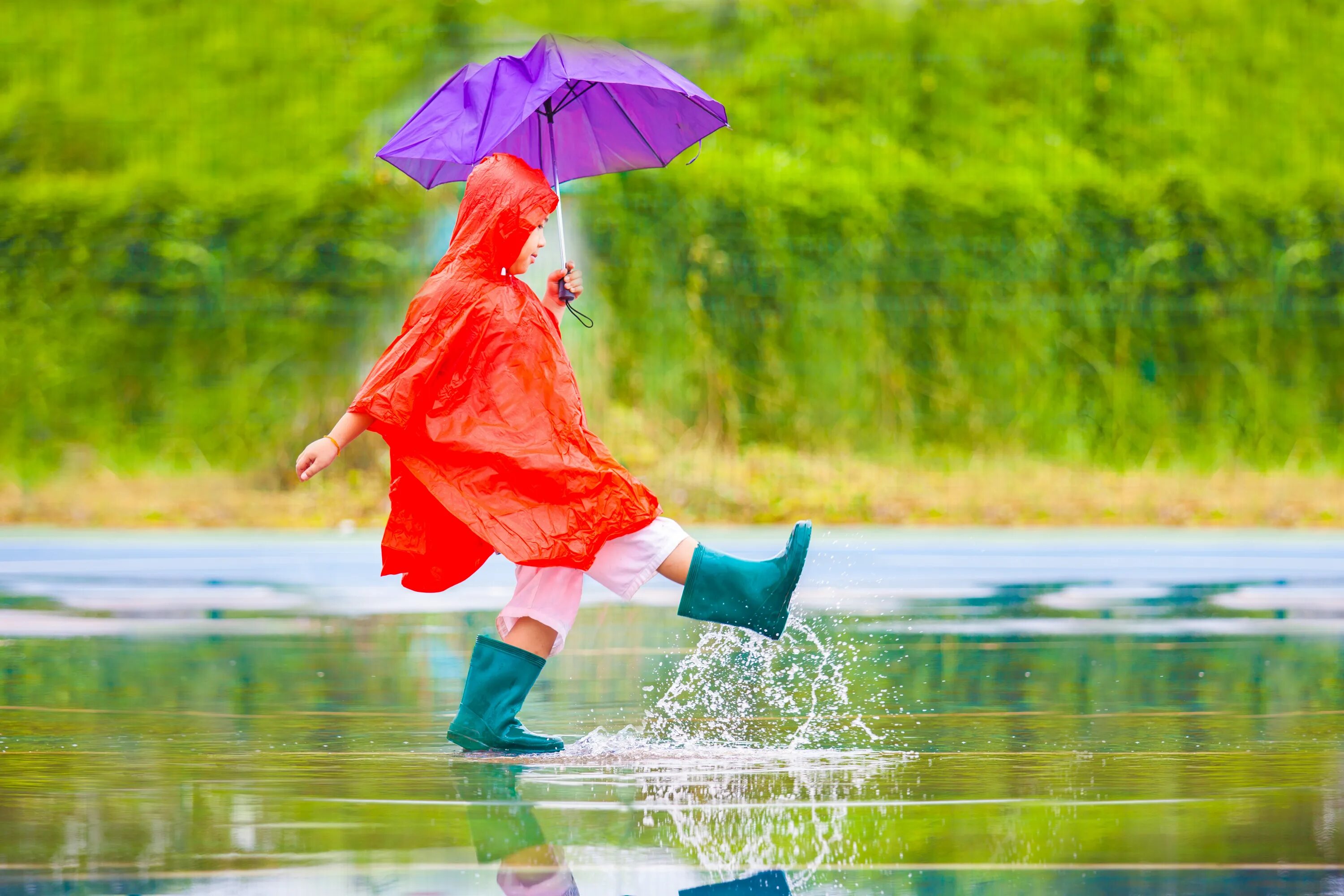 The day the rains came. Летний дождь. Летний дождик. Девушка в дождевике. Человек в дождевике.