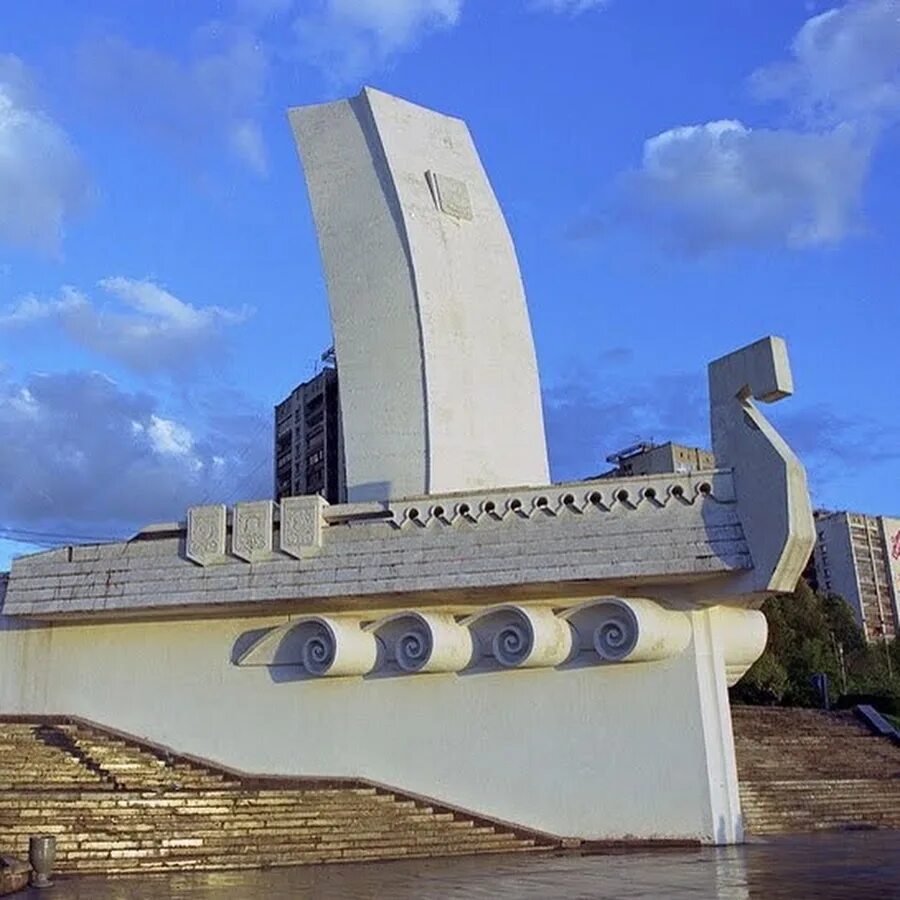 Ладья Самара. Ладья в Самаре памятник. Стела Ладья в городе Самара. Памятник ладья