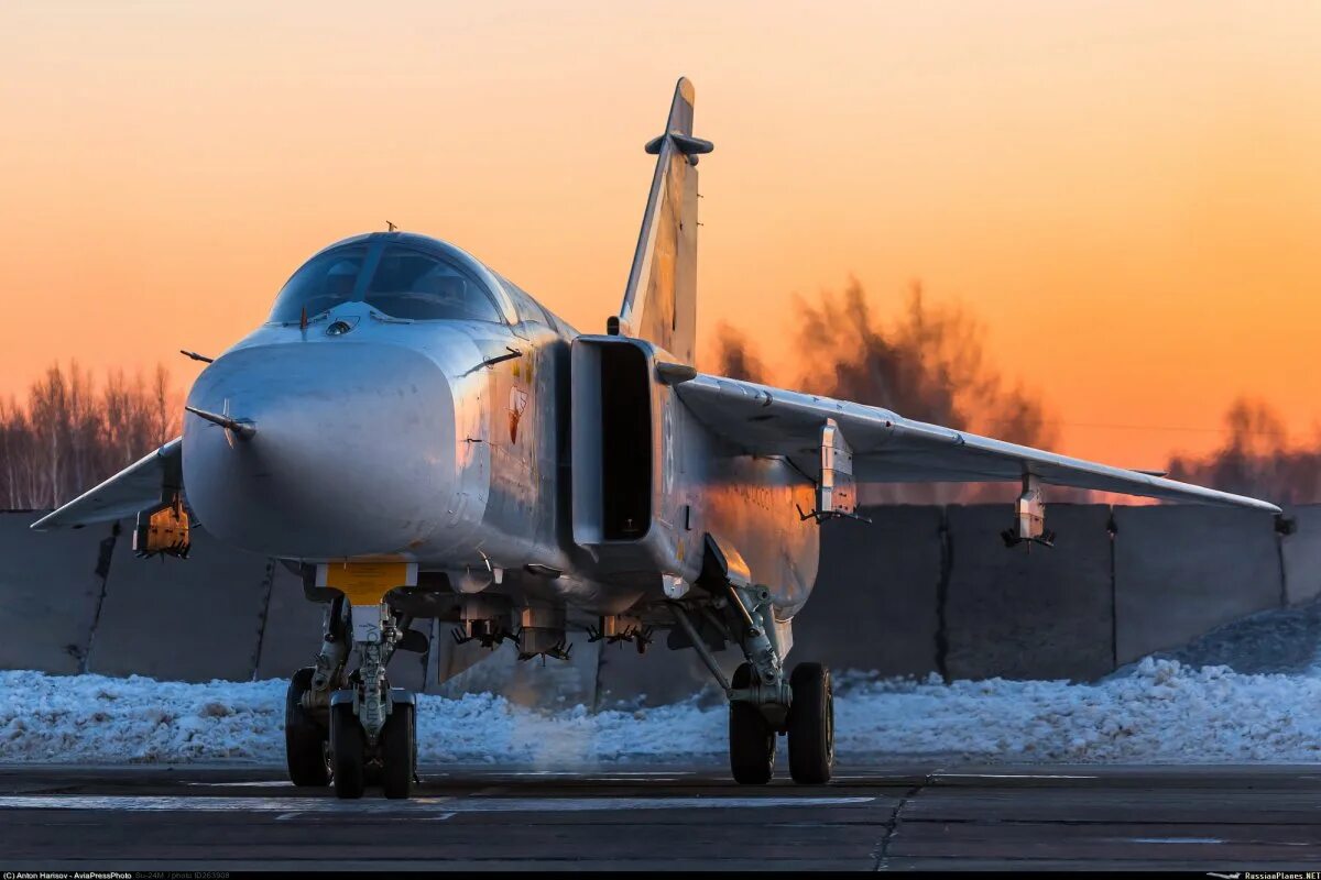 24 м году. Су-24м вооружение. Су 24 фенсер. Су 24 на аэродроме. Су-24 морской авиации.