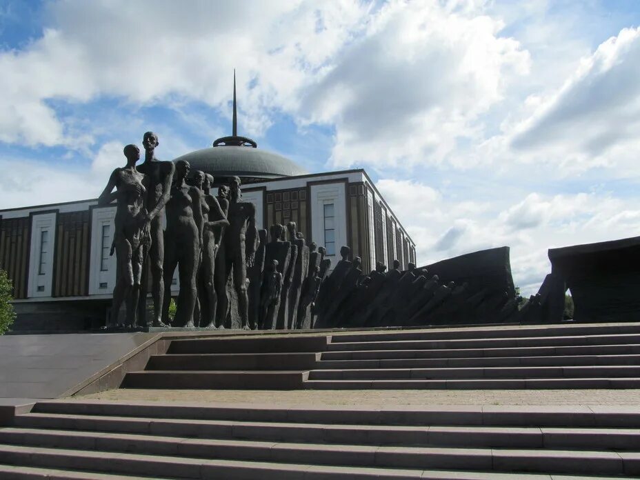 Памятник народа. Памятник Церетели на Поклонной горе. Мемориальный комплекс на Поклонной горе в Москве Церетели. Памятник трагедия народов на Поклонной горе. Памятник Церетели трагедия народов.